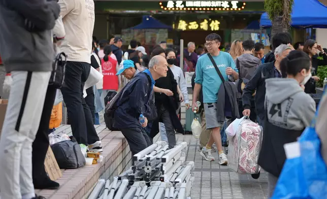 鄰近宏福苑災場的廣福邨平台，有市民自發設立物資站，支援災民的身心需要。巴士的報記者攝
