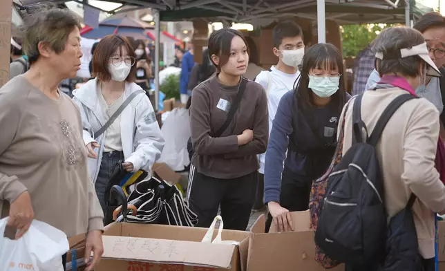 鄰近宏福苑災場的廣福邨平台，有市民自發設立物資站，支援災民的身心需要。巴士的報記者攝