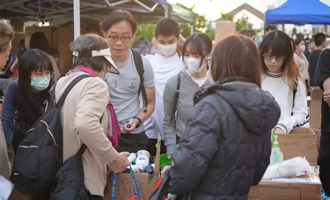 鄰近宏福苑災場的廣福邨平台，有市民自發設立物資站，支援災民的身心需要。巴士的報記者攝