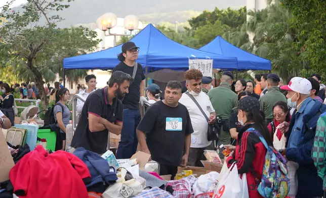 鄰近宏福苑災場的廣福邨平台，有市民自發設立物資站，支援災民的身心需要。巴士的報記者攝