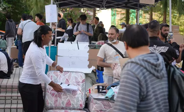 鄰近宏福苑災場的廣福邨平台，有市民自發設立物資站，支援災民的身心需要。巴士的報記者攝