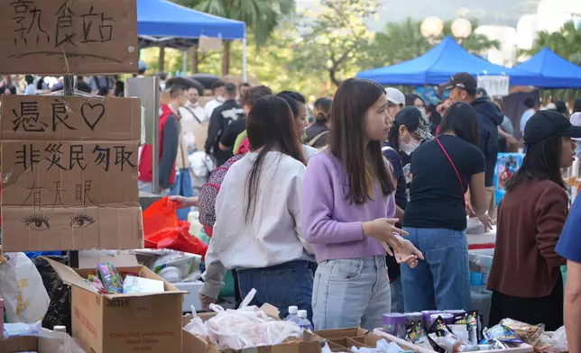 鄰近宏福苑災場的廣福邨平台，有市民自發設立物資站，支援災民的身心需要。巴士的報記者攝