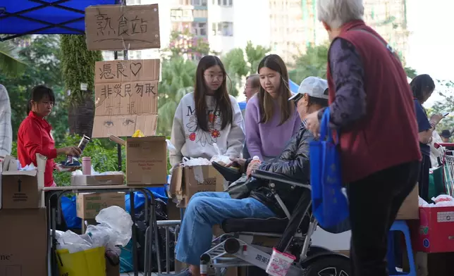 鄰近宏福苑災場的廣福邨平台，有市民自發設立物資站，支援災民的身心需要。巴士的報記者攝