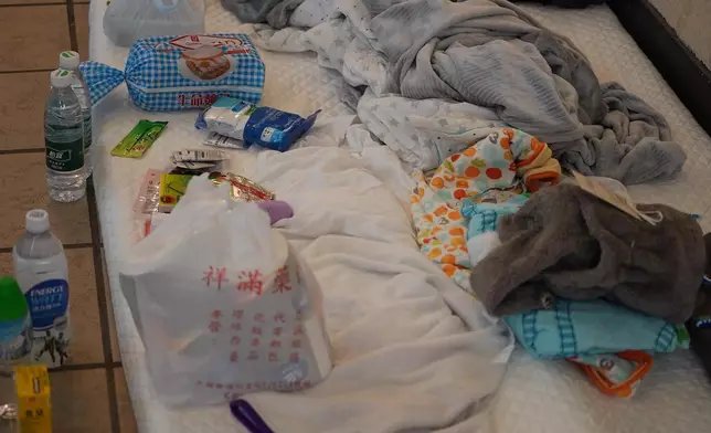 部分居民在商場及屋邨公共空間搭建簡易地鋪休息，床褥旁放有水、餅乾、衛生用品等。巴士的報記者攝