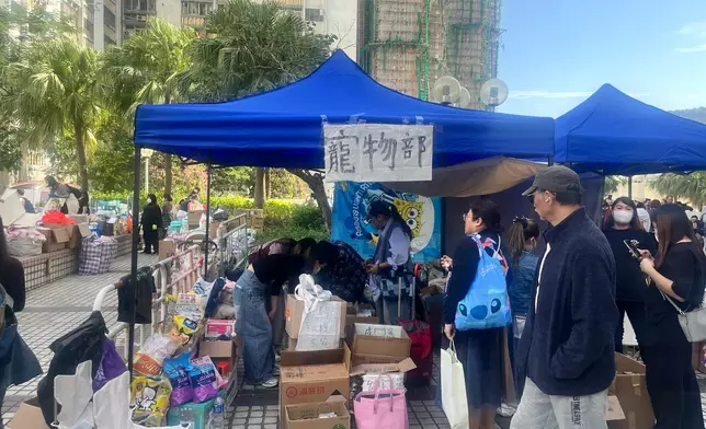 鄰近宏福苑災場的廣福邨平台，有市民自發設立物資站，支援災民的身心需要。巴士的報記者攝