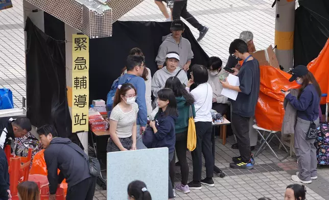 鄰近宏福苑災場的廣福邨平台，有市民自發設立物資站，支援災民的身心需要。巴士的報記者攝