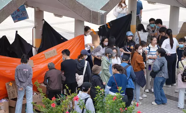 鄰近宏福苑災場的廣福邨平台，有市民自發設立物資站，支援災民的身心需要。巴士的報記者攝