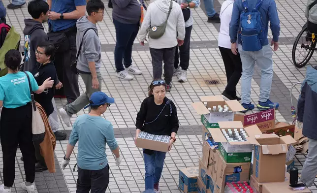 鄰近宏福苑災場的廣福邨平台，有市民自發設立物資站，支援災民的身心需要。巴士的報記者攝