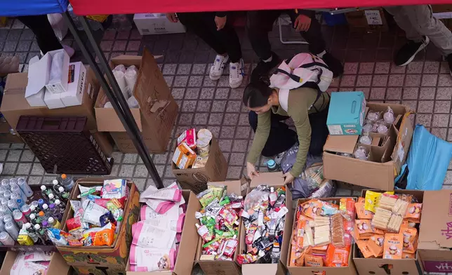 鄰近宏福苑災場的廣福邨平台，有市民自發設立物資站，支援災民的身心需要。巴士的報記者攝