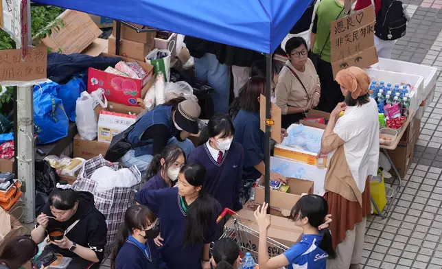 鄰近宏福苑災場的廣福邨平台，有市民自發設立物資站，支援災民的身心需要。巴士的報記者攝