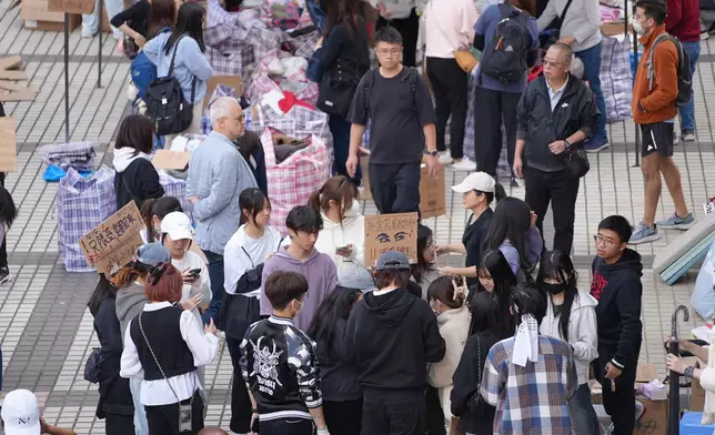 鄰近宏福苑災場的廣福邨平台，有市民自發設立物資站，支援災民的身心需要。巴士的報記者攝