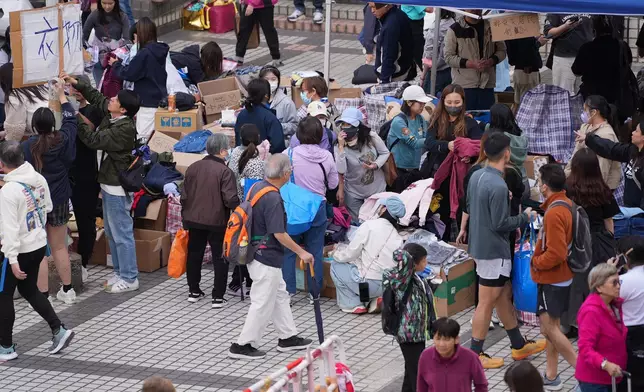 鄰近宏福苑災場的廣福邨平台，有市民自發設立物資站，支援災民的身心需要。巴士的報記者攝