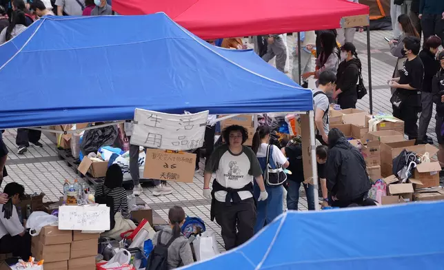鄰近宏福苑災場的廣福邨平台，有市民自發設立物資站，支援災民的身心需要。巴士的報記者攝