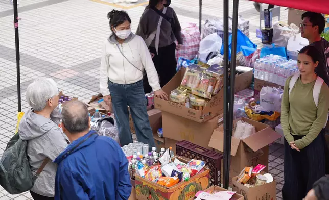 鄰近宏福苑災場的廣福邨平台，有市民自發設立物資站，支援災民的身心需要。巴士的報記者攝