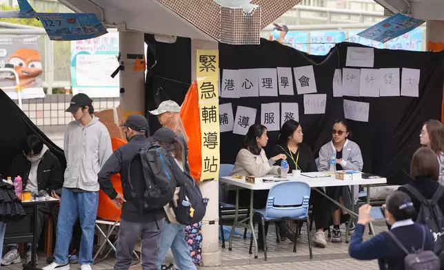 鄰近宏福苑災場的廣福邨平台，有市民自發設立物資站，支援災民的身心需要。巴士的報記者攝