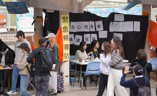 鄰近宏福苑災場的廣福邨平台，有市民自發設立物資站，支援災民的身心需要。巴士的報記者攝