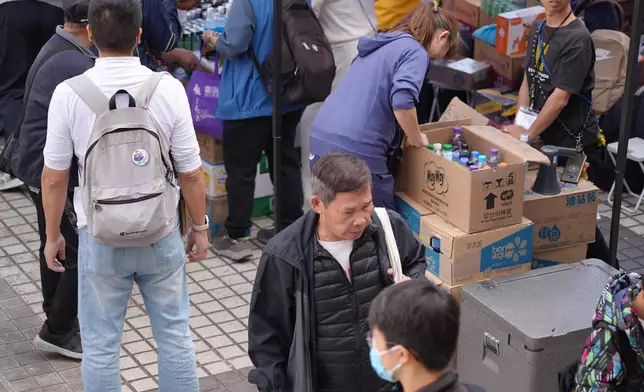 鄰近宏福苑災場的廣福邨平台，有市民自發設立物資站，支援災民的身心需要。巴士的報記者攝