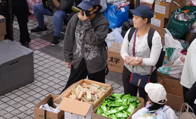 鄰近宏福苑災場的廣福邨平台，有市民自發設立物資站，支援災民的身心需要。巴士的報記者攝