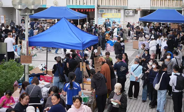 鄰近宏福苑災場的廣福邨平台，有市民自發設立物資站，支援災民的身心需要。巴士的報記者攝