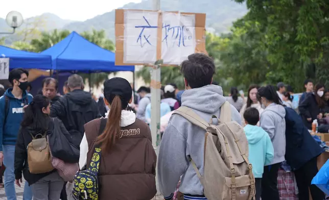 鄰近宏福苑災場的廣福邨平台，有市民自發設立物資站，支援災民的身心需要。巴士的報記者攝