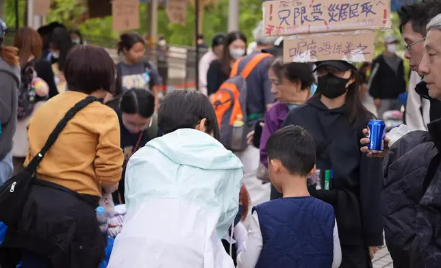 鄰近宏福苑災場的廣福邨平台，有市民自發設立物資站，支援災民的身心需要。巴士的報記者攝