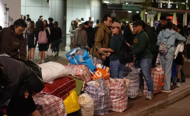 大埔墟港鐵站外的私家車落客區，入夜後成了臨時物資集散點。巴士的報記者攝