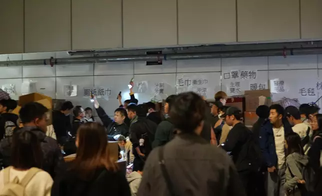 大埔墟港鐵站外的私家車落客區，入夜後成了臨時物資集散點。巴士的報記者攝