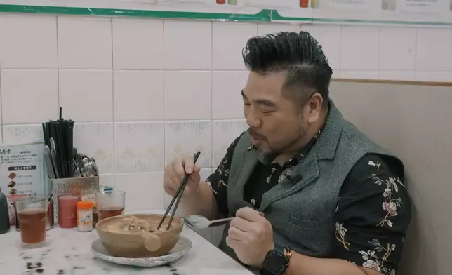 Christian到慈雲山食沙爹牛肉煲仔麵。