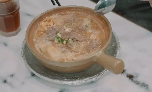 Christian到慈雲山食沙爹牛肉煲仔麵。
