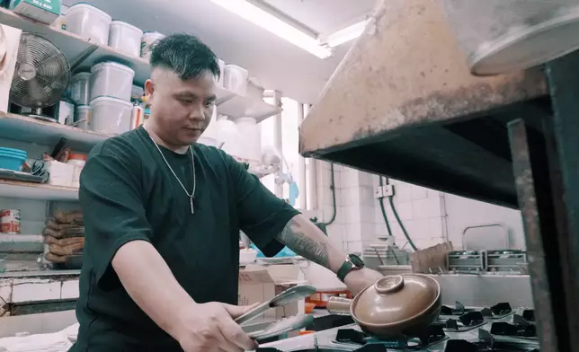 Ray跟家人為金蠔蝦乾煲仔飯出現拗撬。