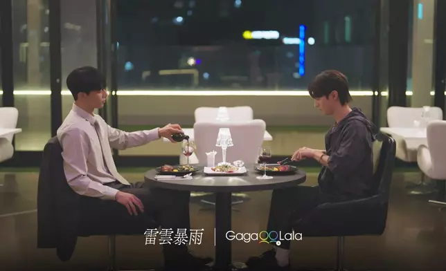 兩人在一次酒精催化後的夜晚跨越了紅線。GagaOOLala提供圖片