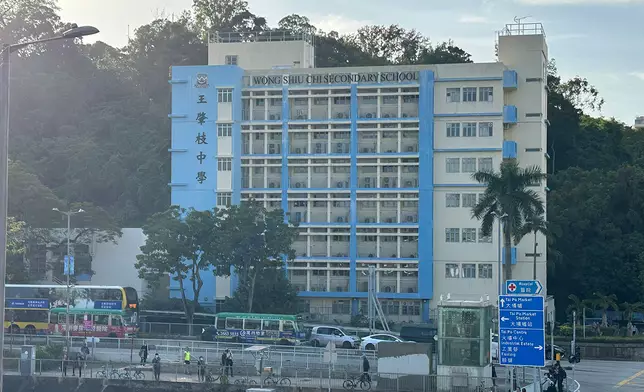 昨日停課的王肇枝中學今復課 。巴士的報記者攝
