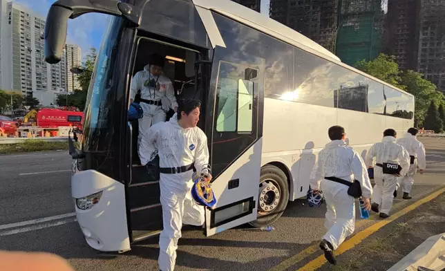 警方「災難遇害者辨認小組」29日清晨抵達大埔宏福苑五級火現場。巴士的報記者攝