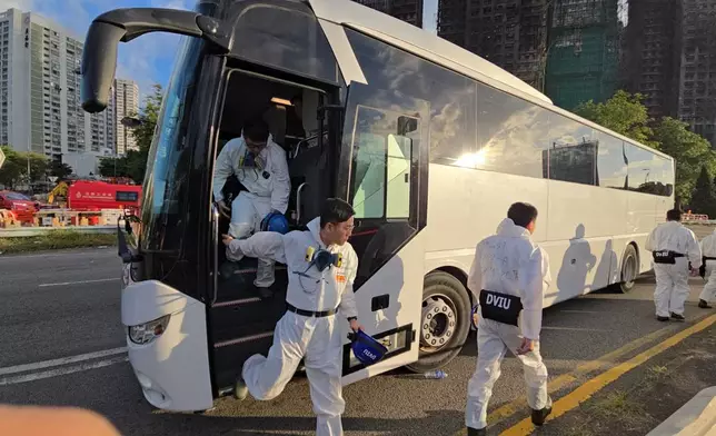 警方「災難遇害者辨認小組」29日清晨抵達大埔宏福苑五級火現場。巴士的報記者攝