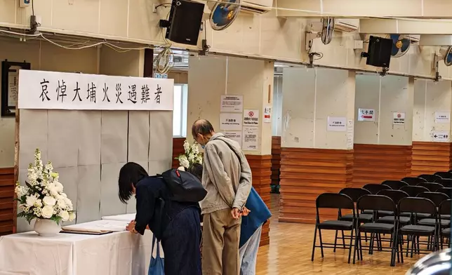 觀塘社區中心弔唁處，中午時分不少市民前來簽弔唁冊，哀悼宏福苑大火死者。巴士的報記者攝