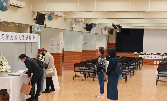 觀塘社區中心弔唁處，中午時分不少市民前來簽弔唁冊，哀悼宏福苑大火死者。巴士的報記者攝