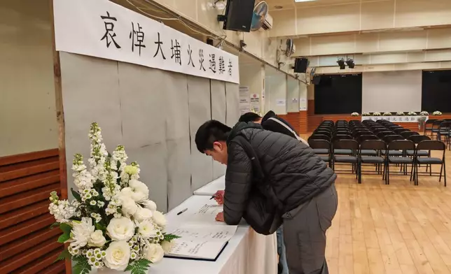 觀塘社區中心弔唁處，中午時分不少市民前來簽弔唁冊，哀悼宏福苑大火死者。巴士的報記者攝