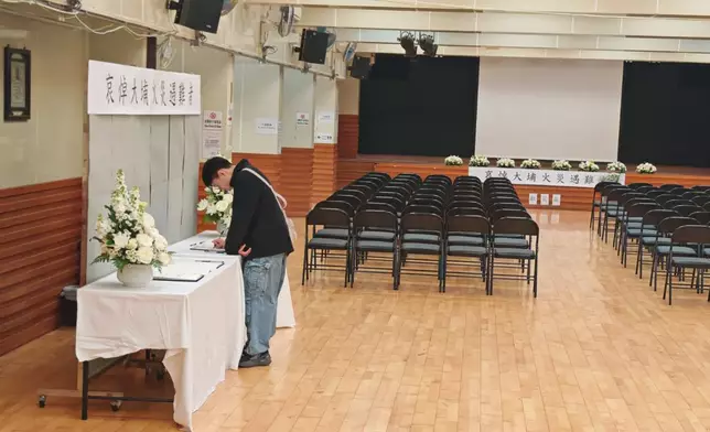 觀塘社區中心弔唁處，中午時分不少市民前來簽弔唁冊，哀悼宏福苑大火死者。巴士的報記者攝