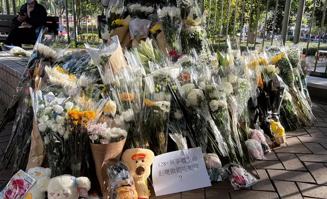 市民到災場附近送上鮮花悼念。巴士的報記者攝