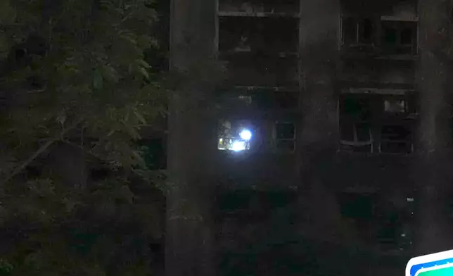 大廈單位有燈光。巴士的報記者攝