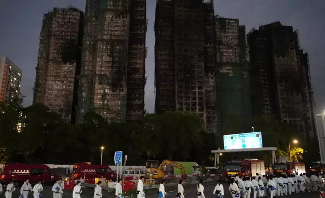 入夜後警方「災難遇害者辨認小組」（DVIU）在大埔宏福苑五級火現場。巴士的報記者攝