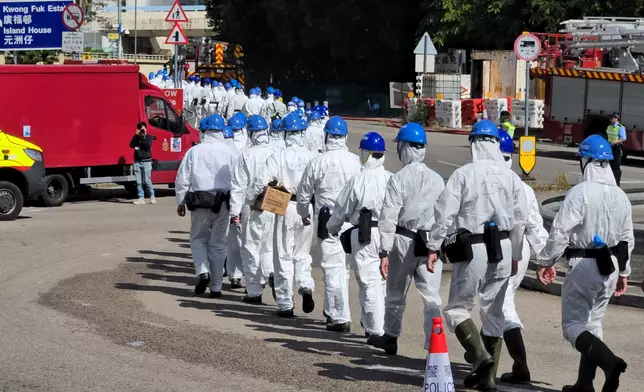 警方「災難遇害者辨認小組」（DVIU）抵達大埔宏福苑五級火現場。巴士的報記者攝