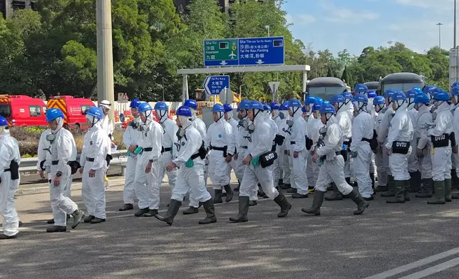 警方「災難遇害者辨認小組」（DVIU）抵達大埔宏福苑五級火現場。巴士的報記者攝