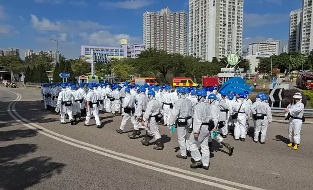 警方「災難遇害者辨認小組」（DVIU）抵達大埔宏福苑五級火現場。巴士的報記者攝