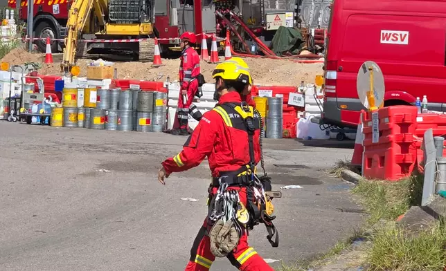 消防出動配備攀爬裝置的人員行動。巴士的報記者攝