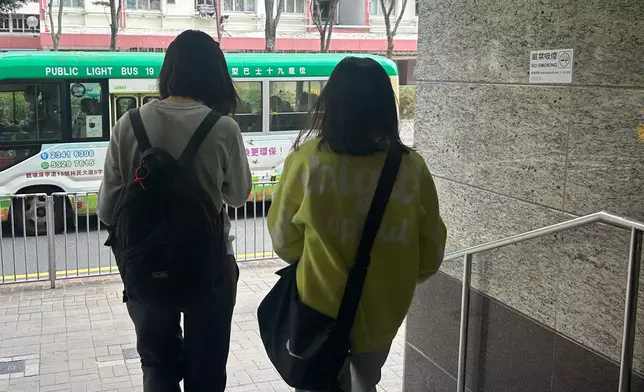 鐘女士（左）帶著13歲的女兒來到社區中心吊唁。巴士的報記者攝