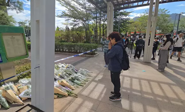 大埔宏福苑五級大火死傷嚴重，市民連日來到災場附近獻花致哀。巴士的報記者攝