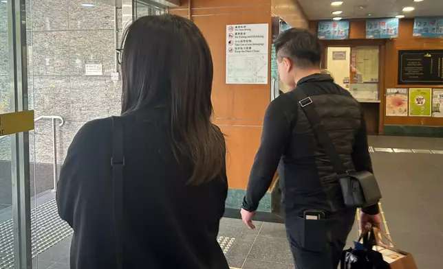 來到觀塘社區中心吊唁的吳先生（右）及吳太太（左）。巴士的報記者攝