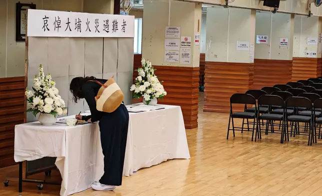 莊小姐帶著花來吊唁。巴士的報記者攝