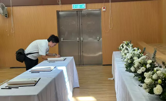 市民到弔唁處簽署弔唁冊。巴士的報記者攝